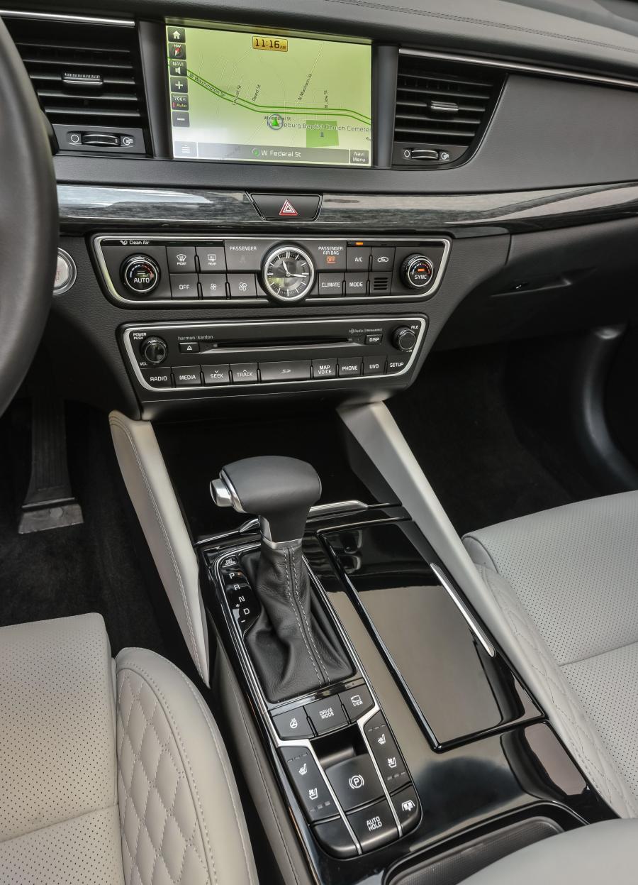 Детали интерьера Kia Cadenza (YG) 2016 года  (NA) (фото 6 из 41)